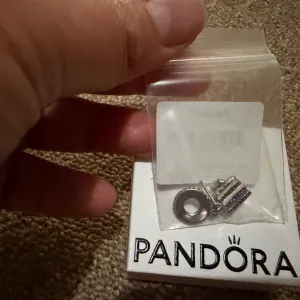 Pandora “Celebration Cake” viseći privesak