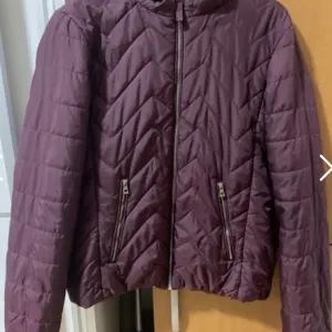 Bordo šuškava jakna