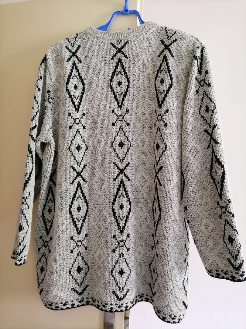 Sivi džemper sa crnim šarama