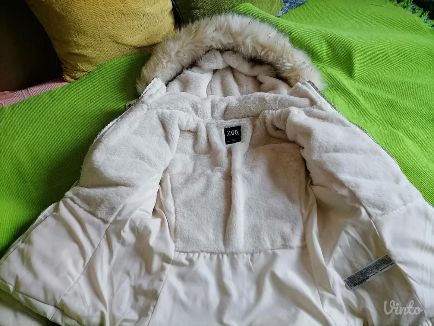 Nova perjana kratka jaknica Zara L