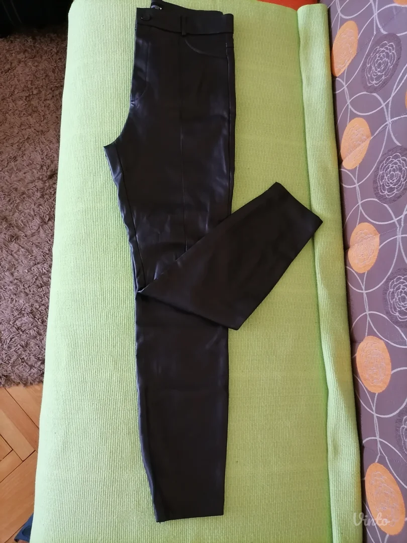 Nove crne pantalone od eko kože Zara  L