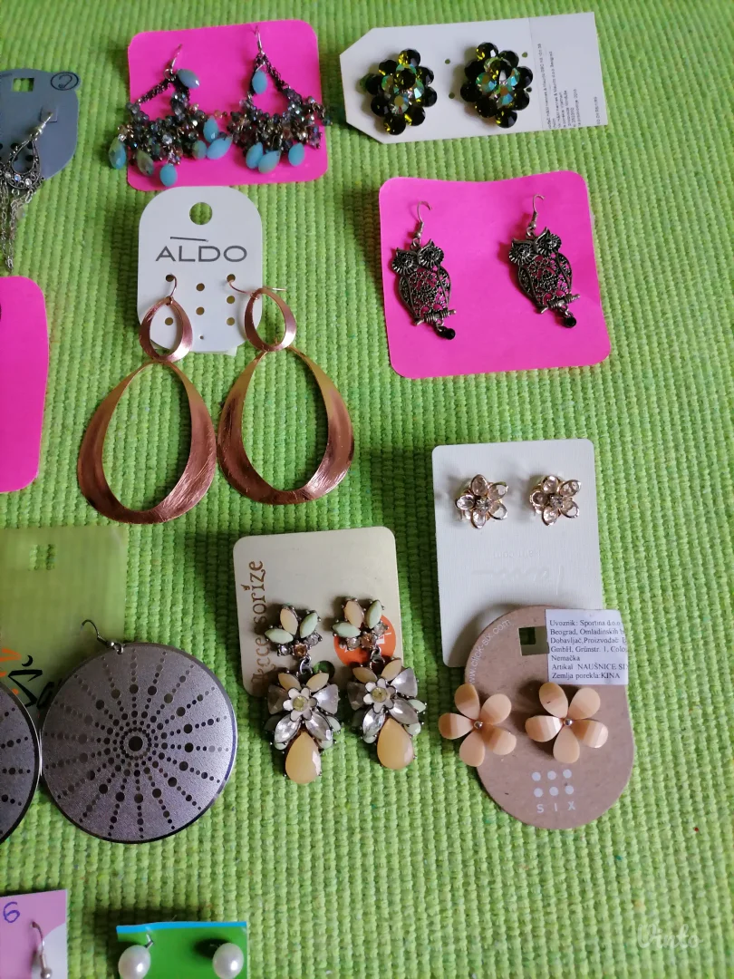 Lot novih minđuša bižuterije