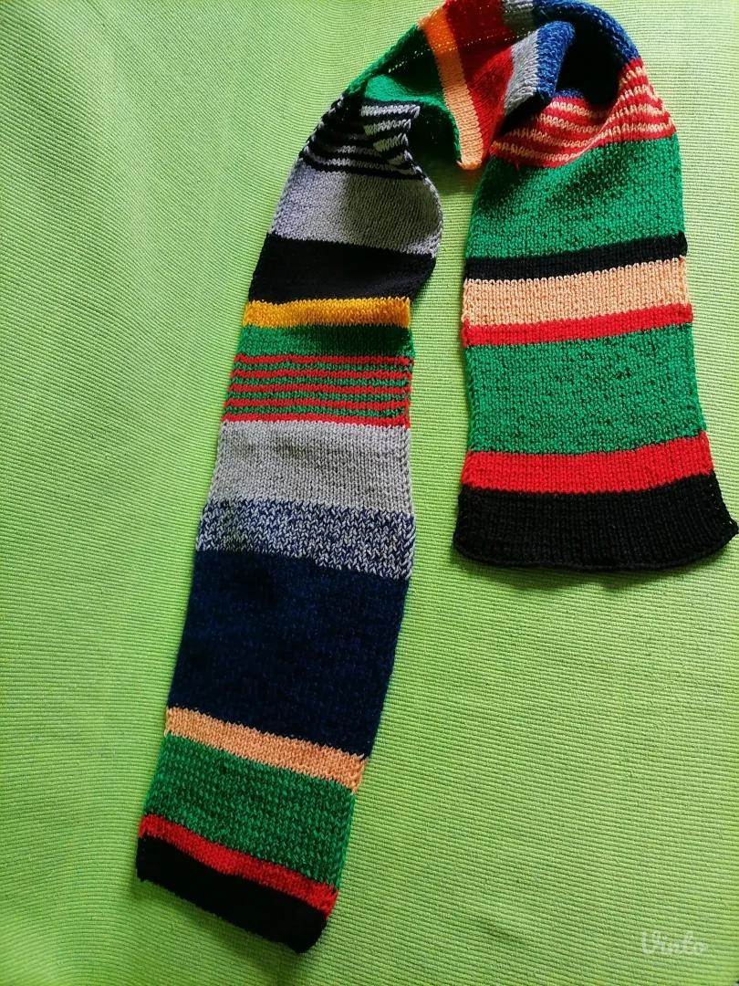 Unikatni ručno štrikani šal nov