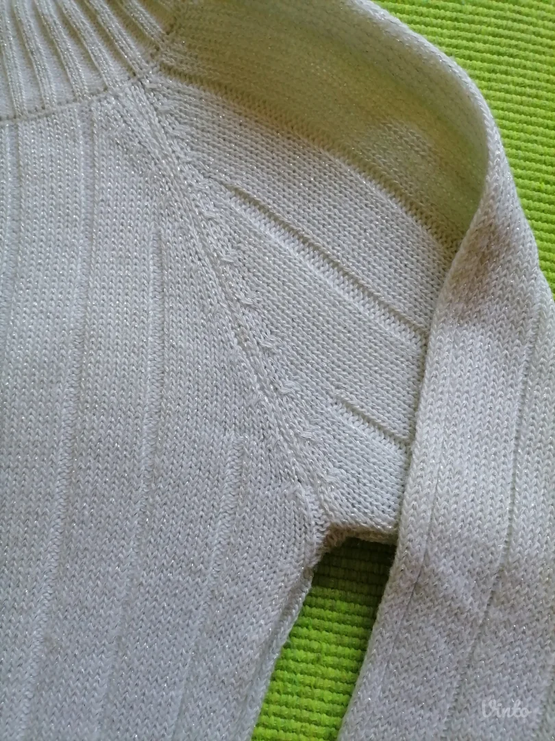 Beli džemperić sa srebrnastim nitima