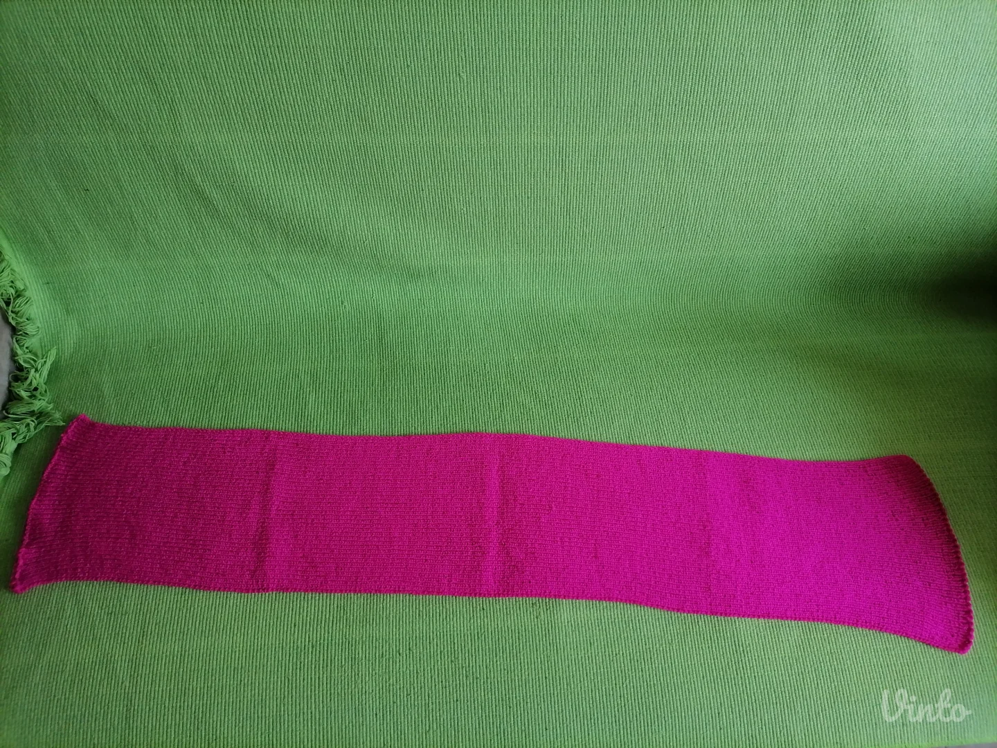 Nov ručno štrikani ciklama šal