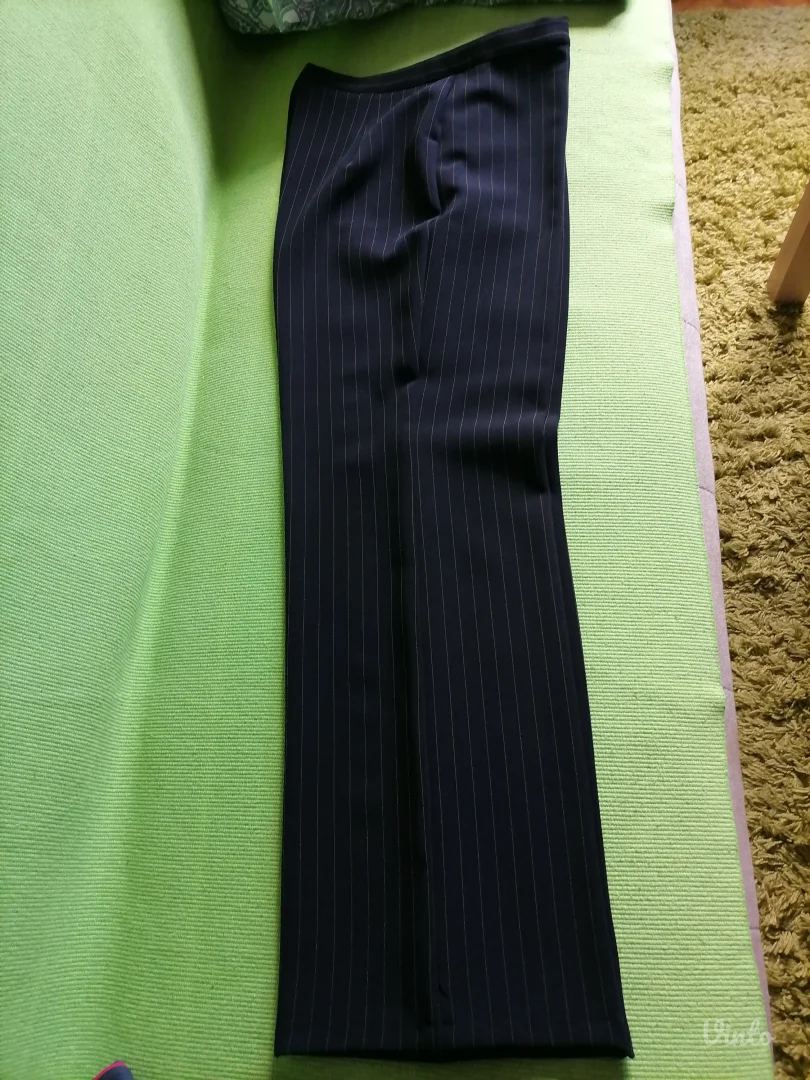 Crne pantalone sa braon prugicama 54