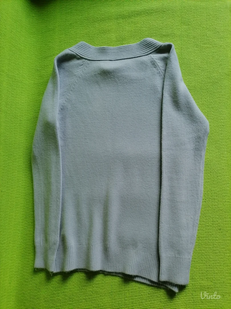 Sivi džemperić sa čamac izrezom