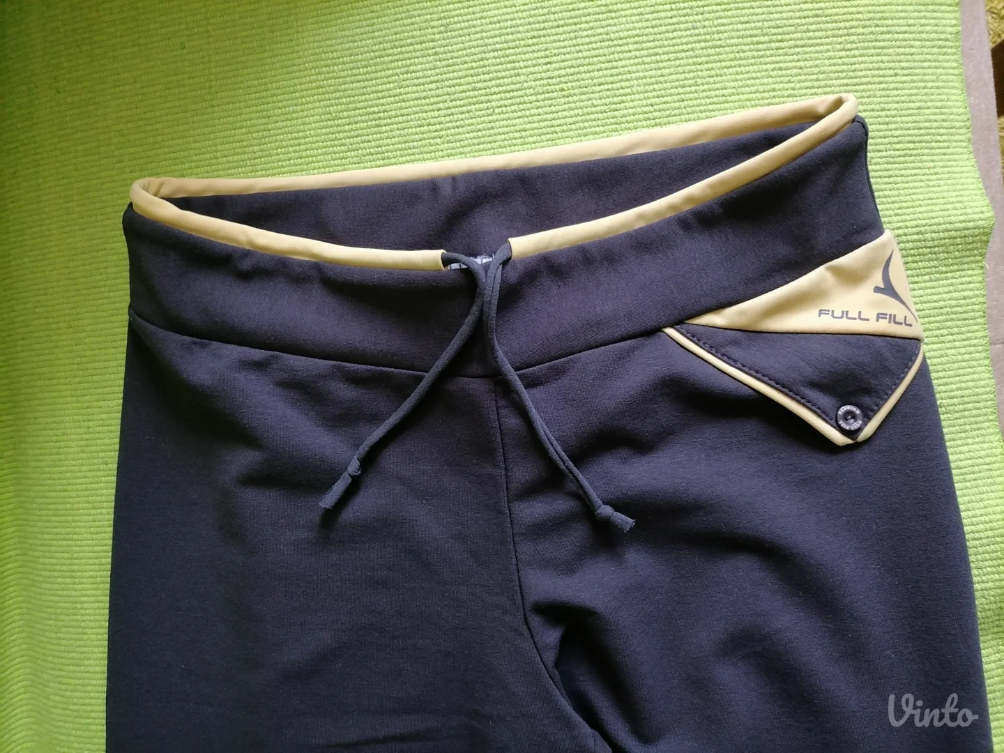 Nov donji deo trenerke sa etiketom  L