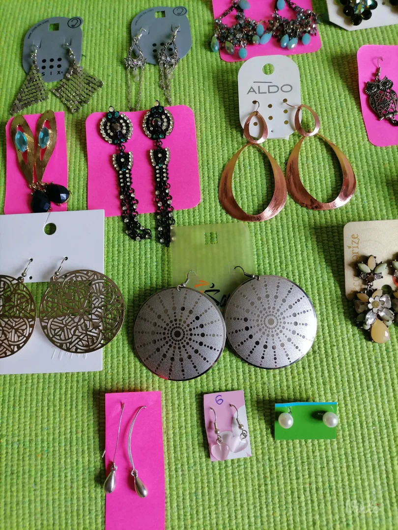 Lot novih minđuša bižuterije