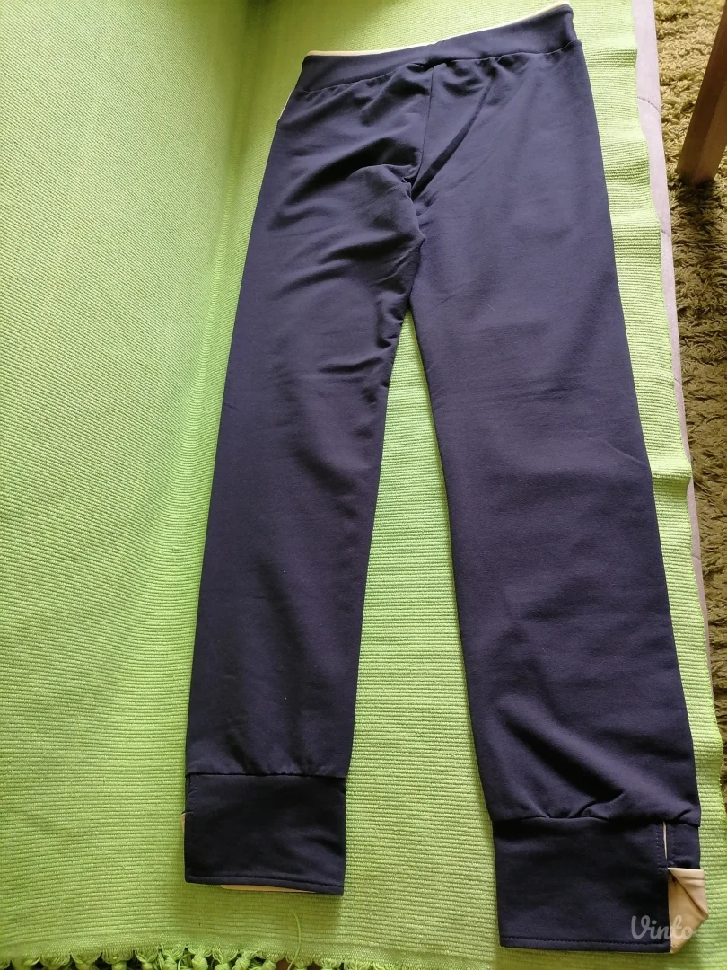 Nov donji deo trenerke sa etiketom  L