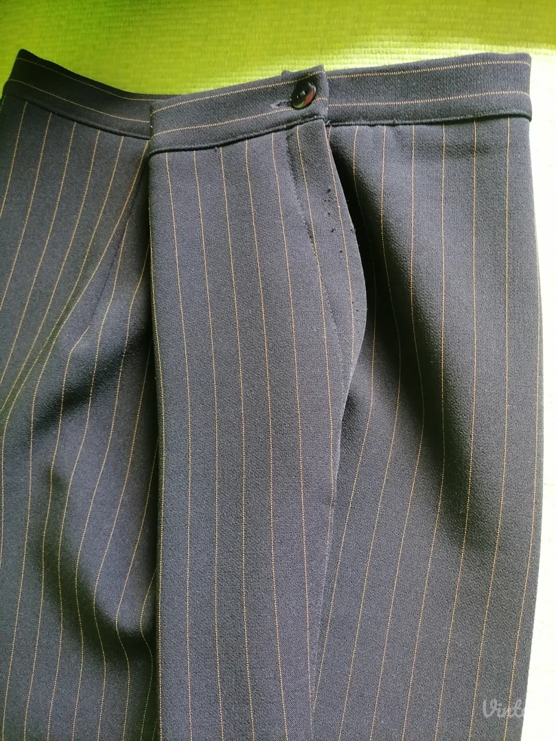 Crne pantalone sa braon prugicama 54