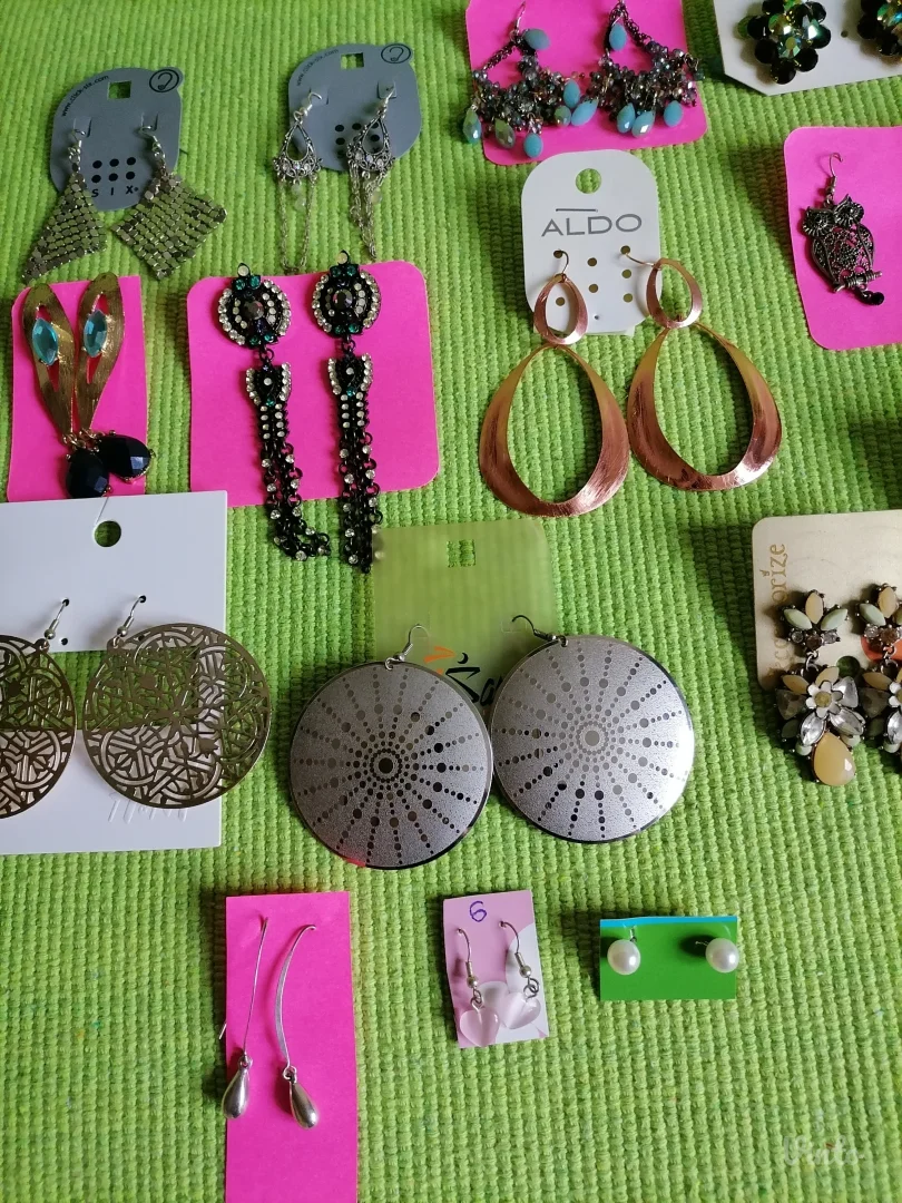 Lot novih minđuša bižuterije