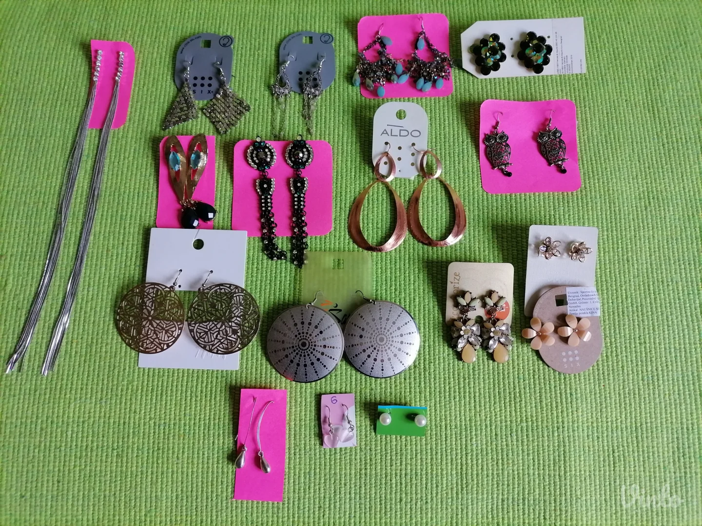 Lot novih minđuša bižuterije