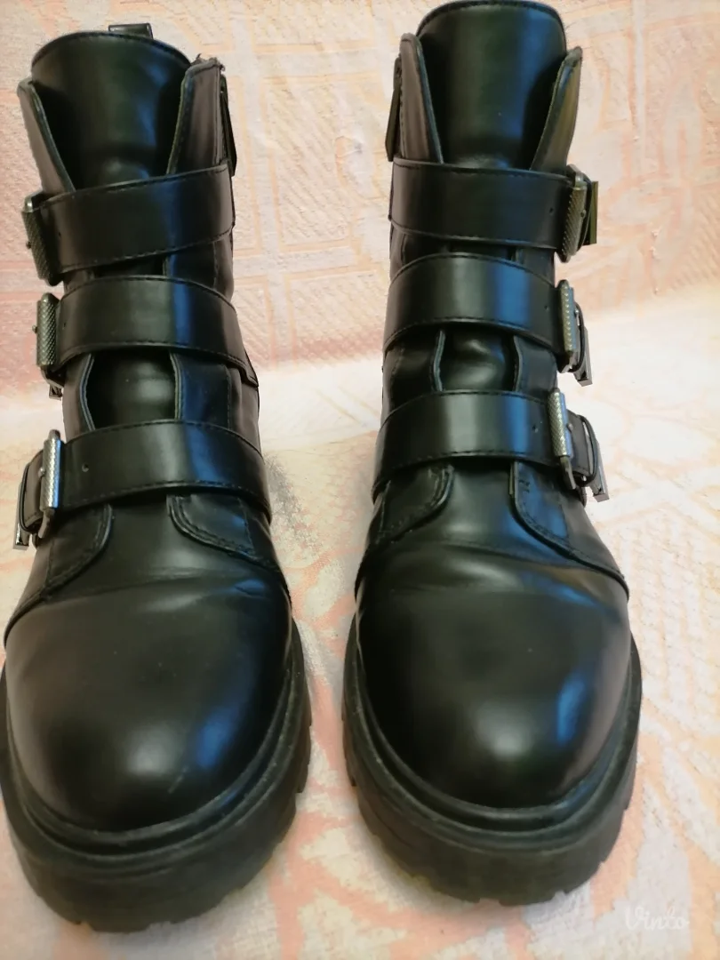 Crne čizmice Stradivarius 40