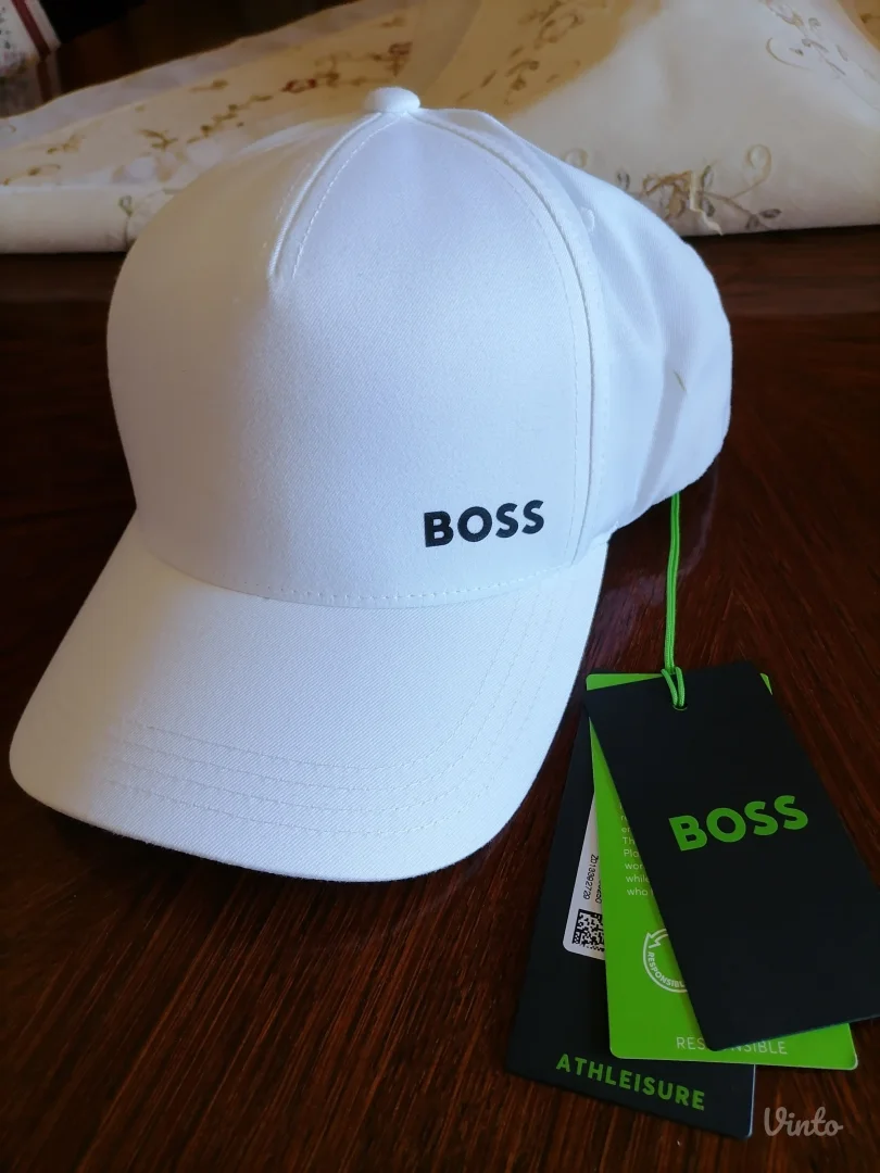 Nov kačket sa etiketom BOSS