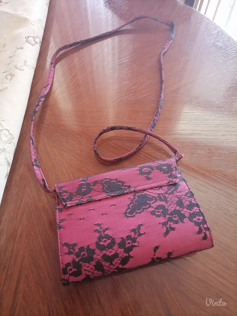 Zara bordo crna čipkasta tašnica kao nova