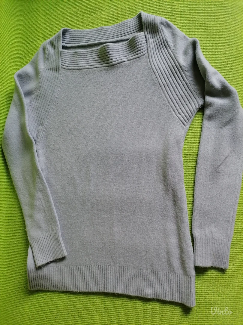 Sivi džemperić sa čamac izrezom