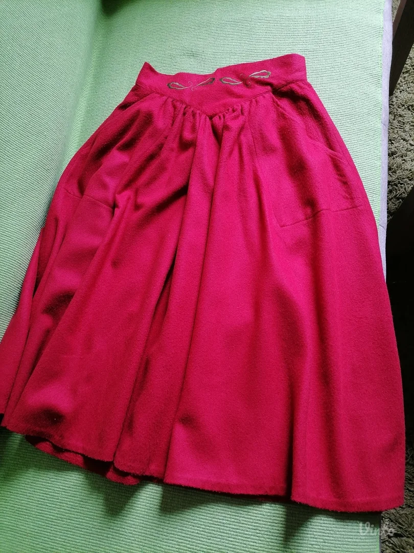 Crvena suknja sa zelenim vezom 42