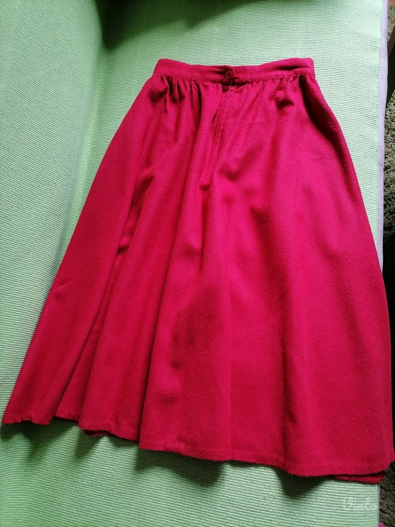 Crvena suknja sa zelenim vezom 42