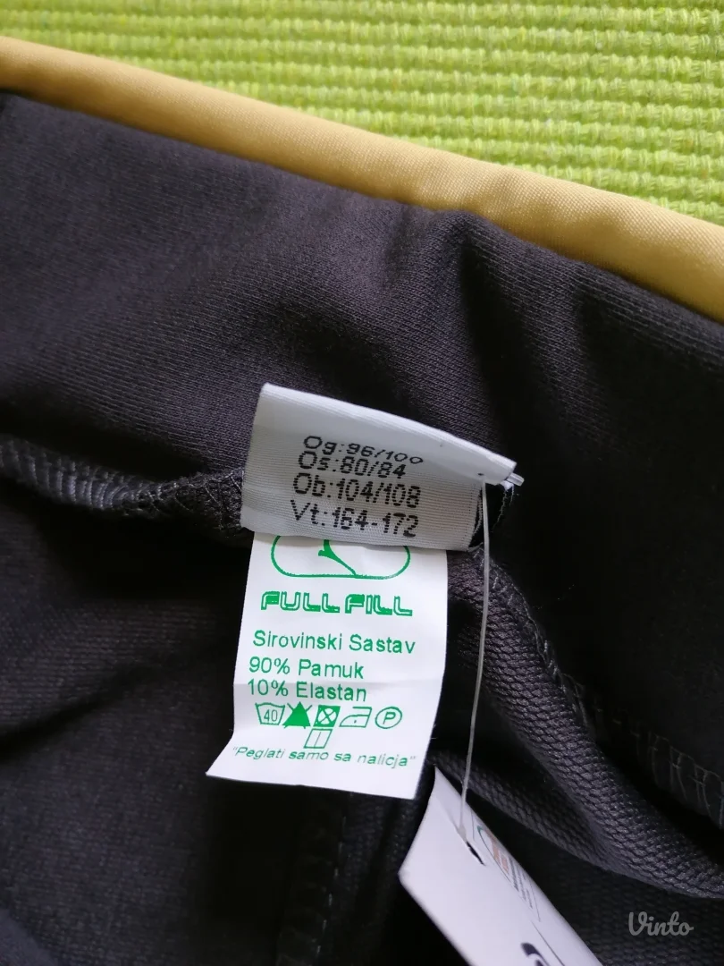 Nov donji deo trenerke sa etiketom  L