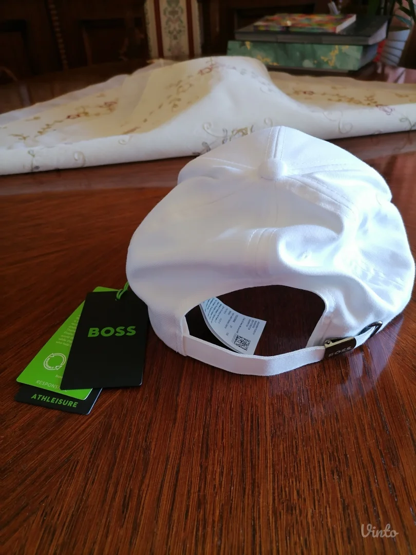 Nov kačket sa etiketom BOSS