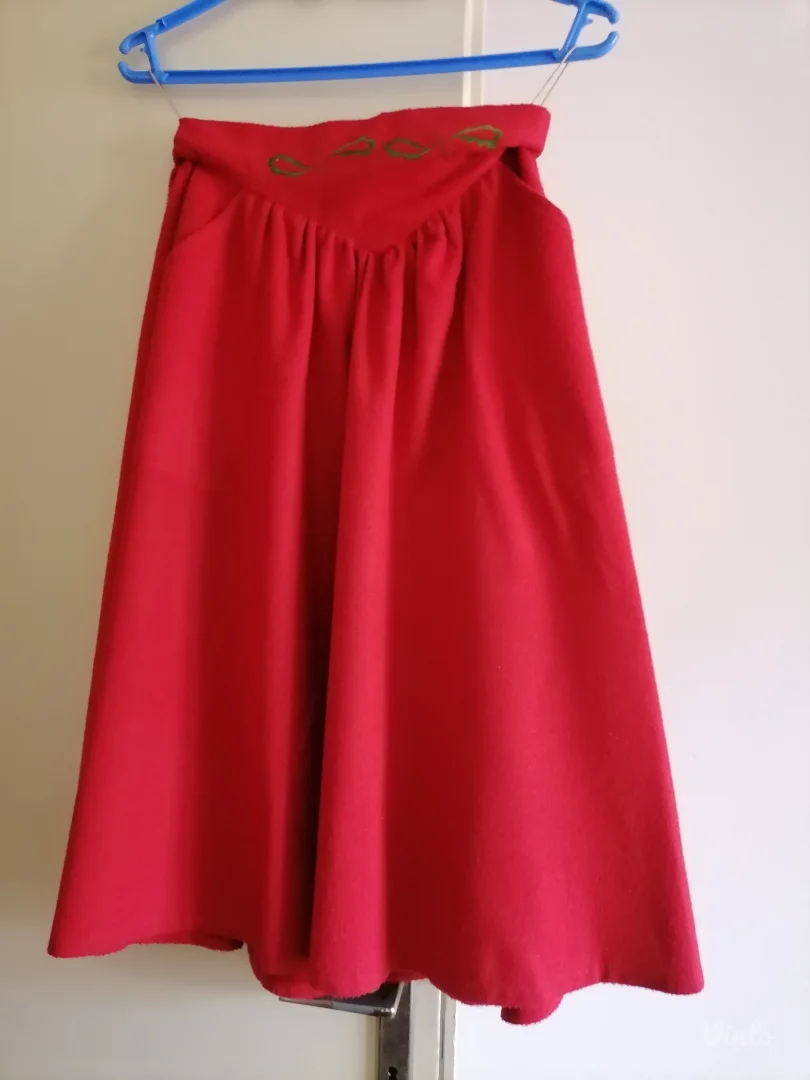 Crvena suknja sa zelenim vezom 42
