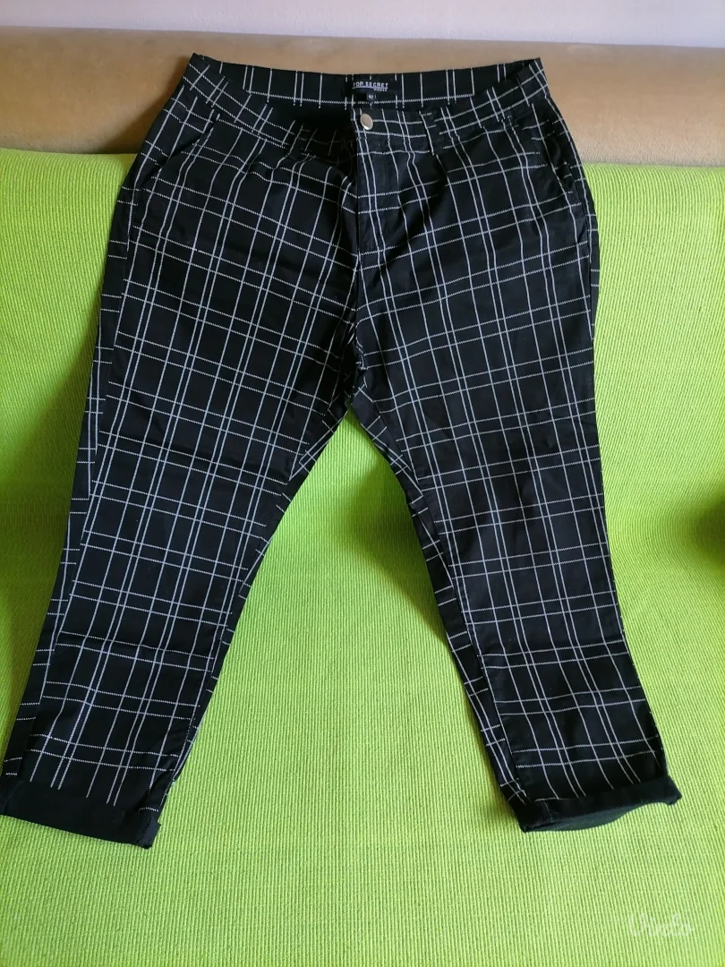 Nove crne karirane pantalone TOP SECRET  42