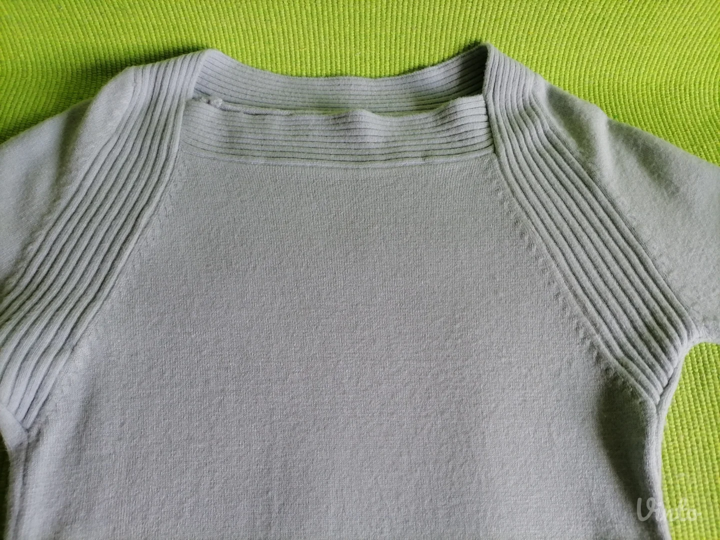 Sivi džemperić sa čamac izrezom