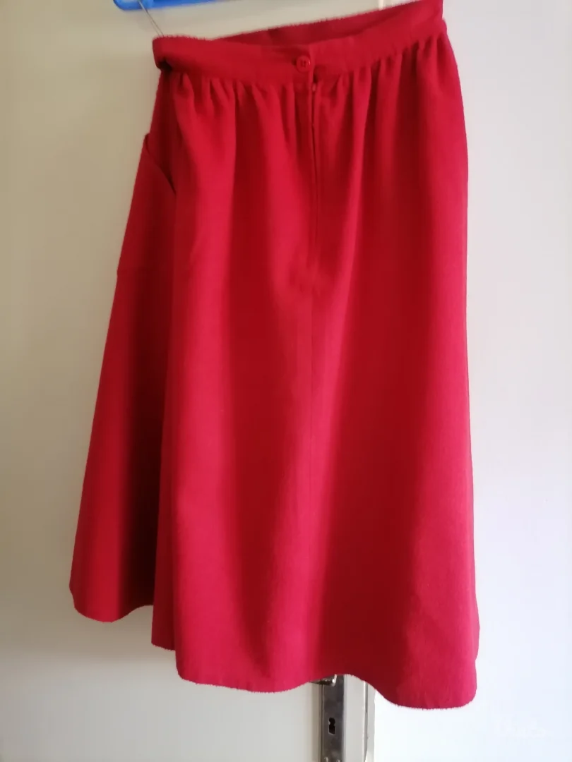 Crvena suknja sa zelenim vezom 42