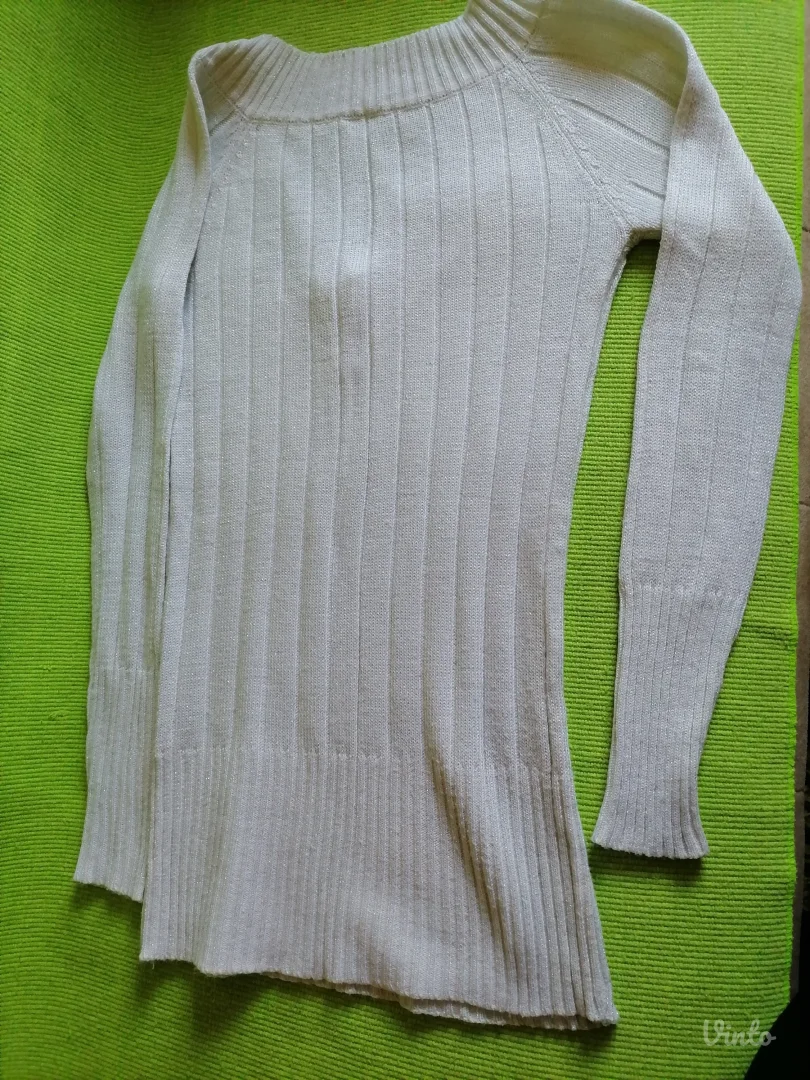 Beli džemperić sa srebrnastim nitima