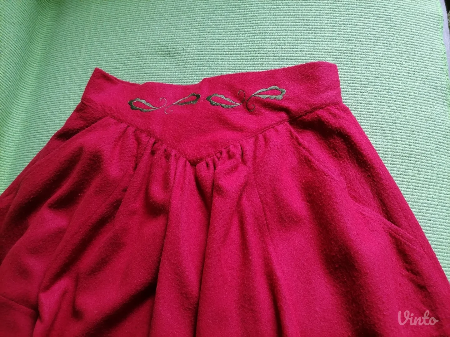 Crvena suknja sa zelenim vezom 42