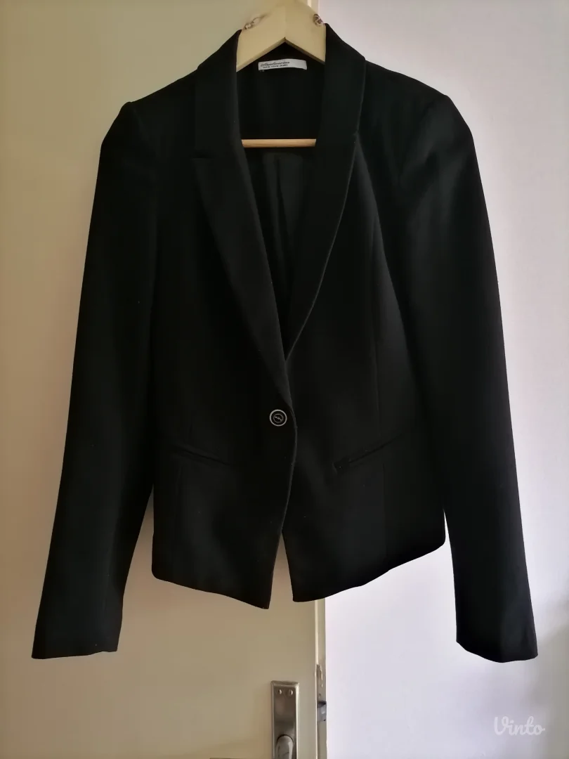 Crni kraći blejzer Stradivarius  M