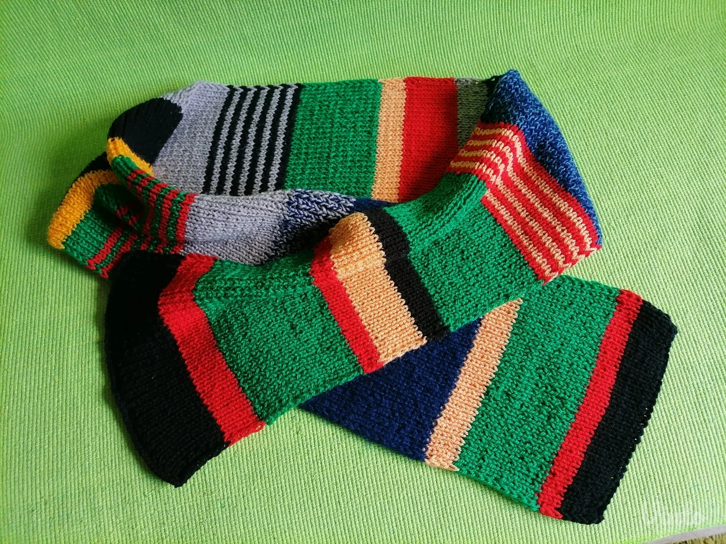 Unikatni ručno štrikani šal nov