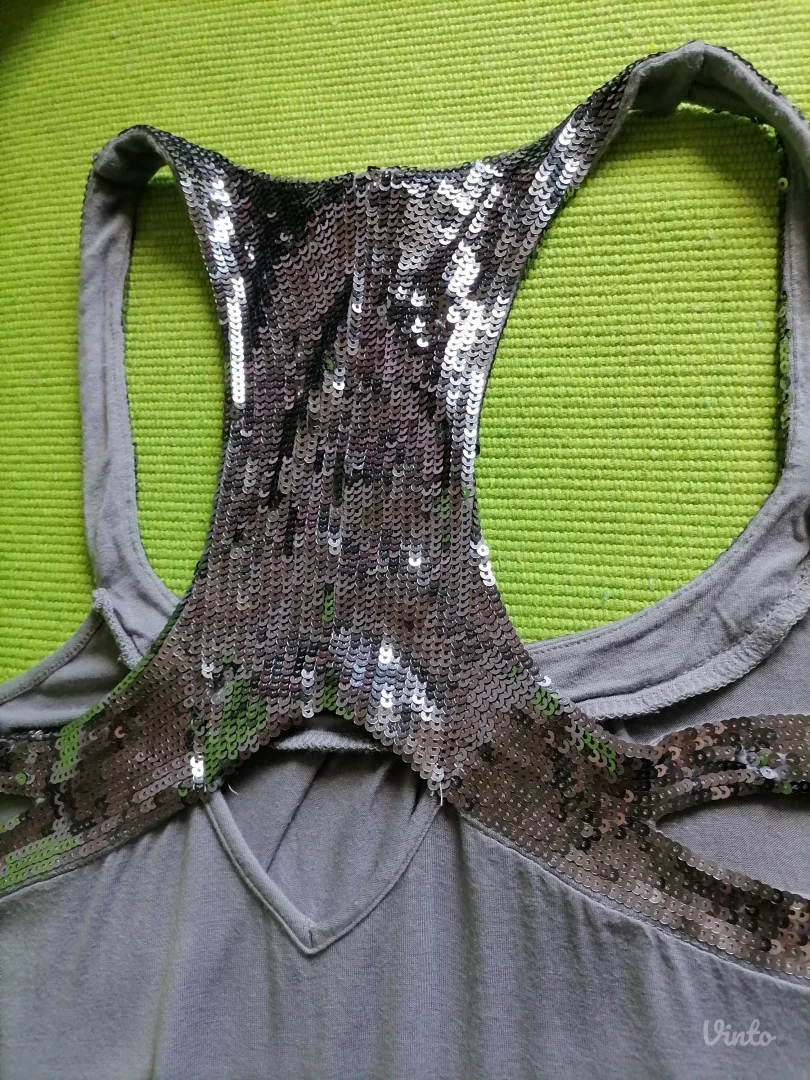 Siva majica na bretele sa šljokicama Bershka  M