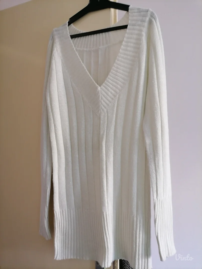 Beli džemperić sa srebrnastim nitima
