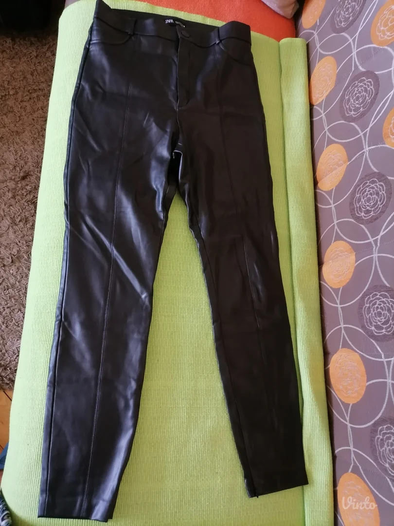 Nove crne pantalone od eko kože Zara  L