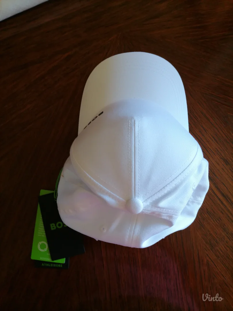 Nov kačket sa etiketom BOSS