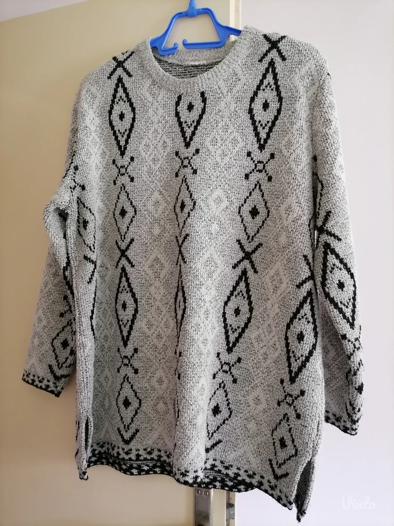 Sivi džemper sa crnim šarama