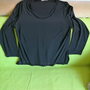 Nova svečanija crna bluza