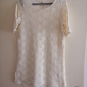 Bež čipkasta haljina Zara M