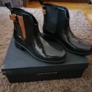 Nove gumene čizme TOMMY HILFIGER  40