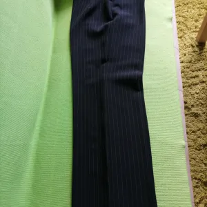 Crne pantalone sa braon prugicama 54