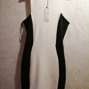 Nova sa etiketom haljinica MANGO  S