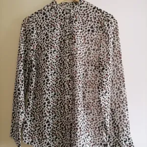 Tigrasta bluza-košulja H&M  38
