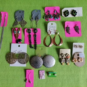 Lot novih minđuša bižuterije