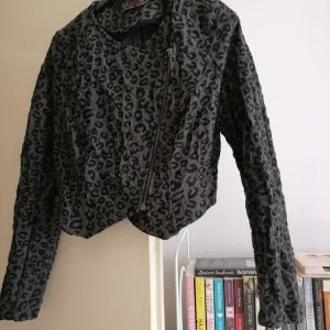 Tigrasta tamno siva jaknica Zara   M