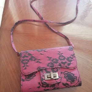 Zara bordo crna čipkasta tašnica kao nova