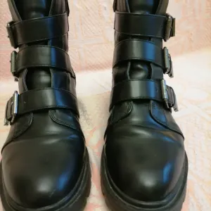 Crne čizmice Stradivarius 40