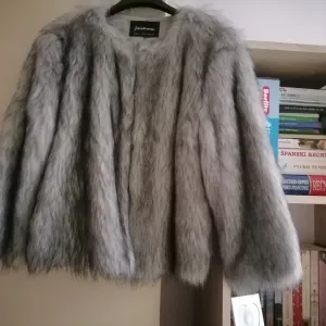 Bundica od veštačkog krzna Stradivarius  L