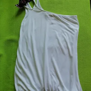 Majica na jedno rame Bershka M